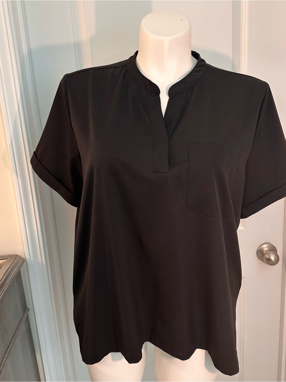 Healing Hands black scrub top. 1X scrub top. Black scrubs.